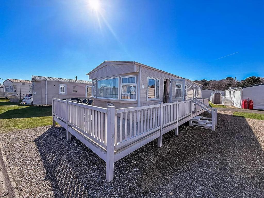 Spacious Caravan For Hire With Decking By The Beach In Suffolk Ref 40094Nd, Lowestoft