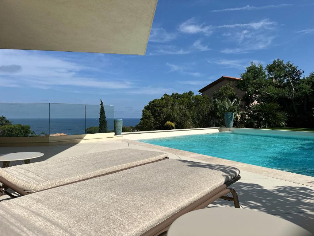 Villa Les Issambres, piscine débordement, vue mer - 1