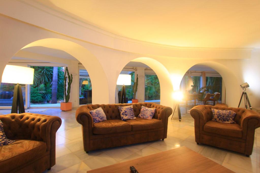 2042 Elegant Villa with Garden Heated Pool - 2
