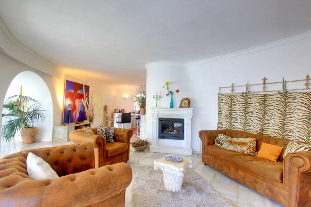 2042 Elegant Villa with Garden Heated Pool - 4