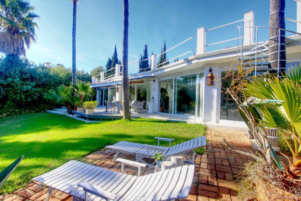 2042 Elegant Villa with Garden Heated Pool - 5