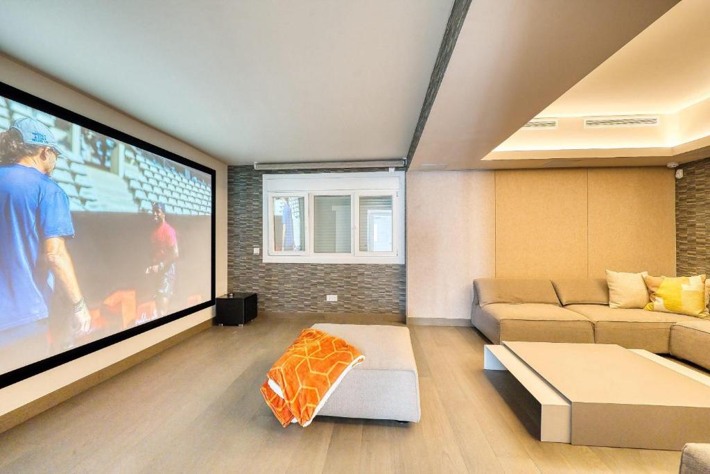 3004 Luxury Modern Villa with Pool - 3