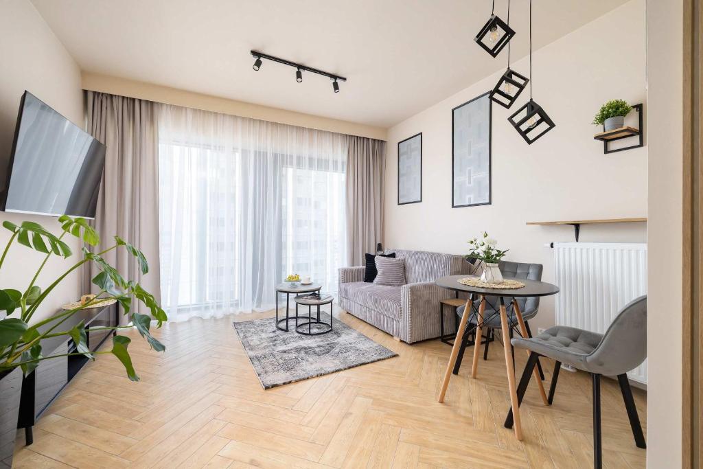 Bright Studio in Katowice with Air Conditioning & Parking by Noclegi Renters, Katovice