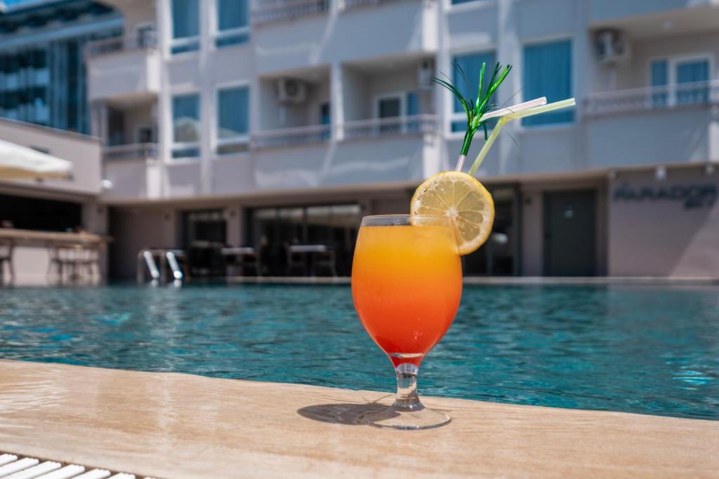 Parador Sky Hotel All Inclusive — Swimming pool in Alanya
