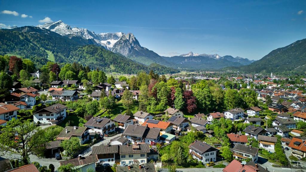Mountain Safari Garmisch - Spacious, scenic and steps from adventure - 2