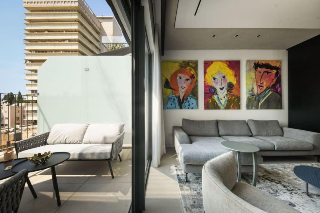Modern and Vibrant 2BR apt with Private Balcony, Tel Aviv