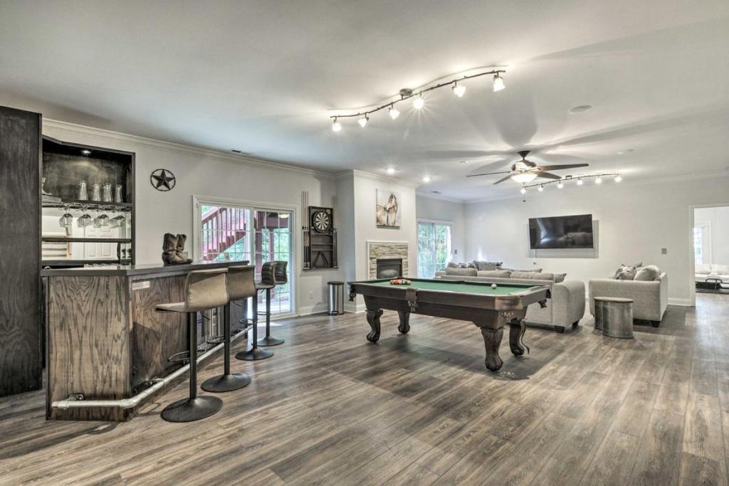 Rustic Escape w Game Room and Modern Amenities, Pinehurst