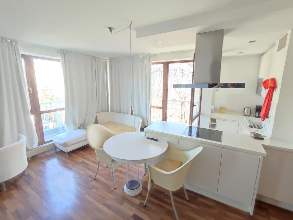 Charming Apartment with a Tranquil Balcony Garden View, Wiesbaden