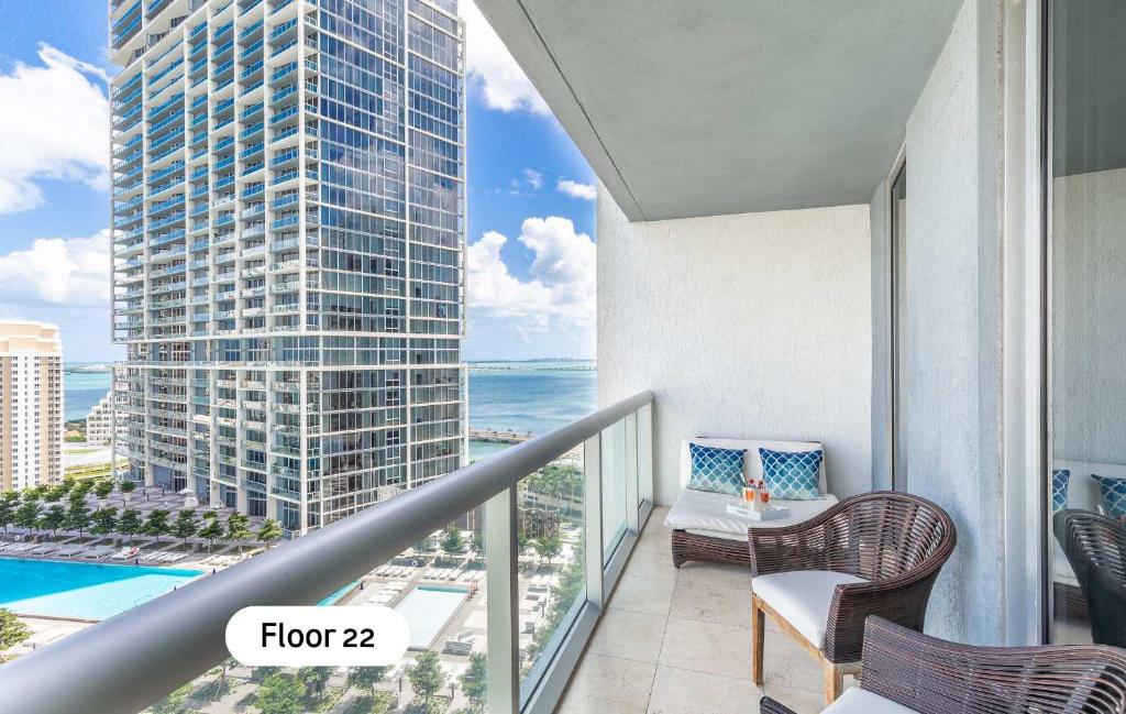 MVR - Brickell Icon w Massive Pool & Spa, Miami
