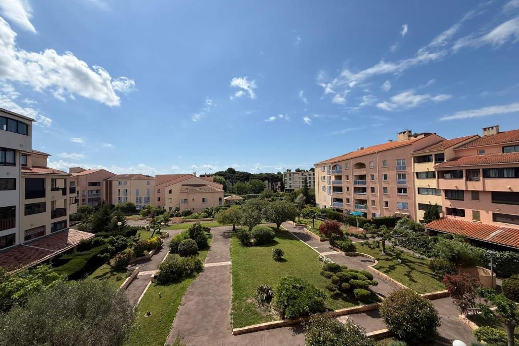 Studio with pool close to the beach, Fréjus