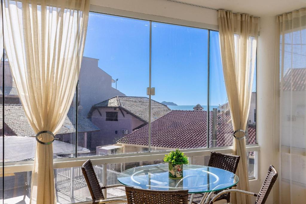 Apto 2Q com suíte 100m do mar em Bombas ROR0001, Bombas