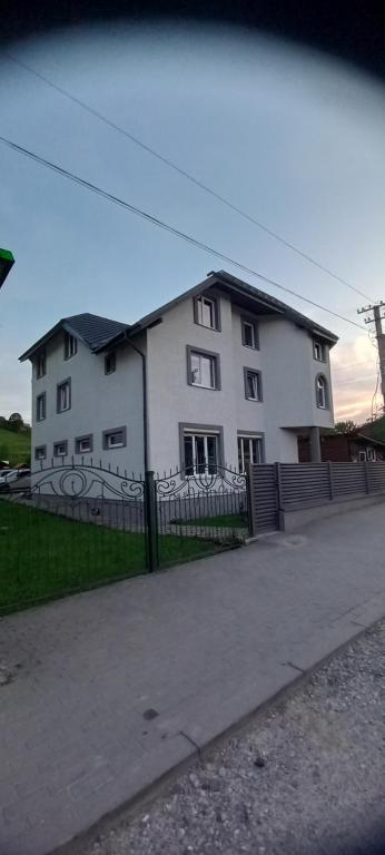 Sadiba Oprishok, Lazešina