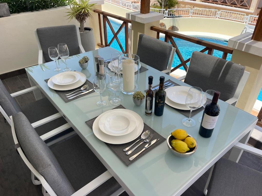 Luxury, Boutique Two-Bedroom Modern Townhouse with Golf Views - 3