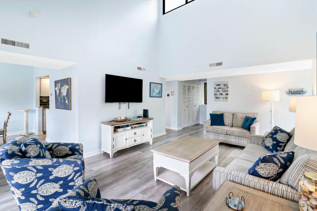 Relax in Style Walk to Beach from Treetops Villa, Hilton Head Island