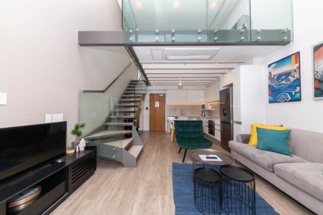 Stylish Loft at 117 on Strand with Balcony Views, Kapské Město