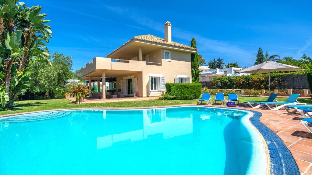 XPCE Artola Playa - Villa de Lujo con pista de padel privada y piscina, Marbella