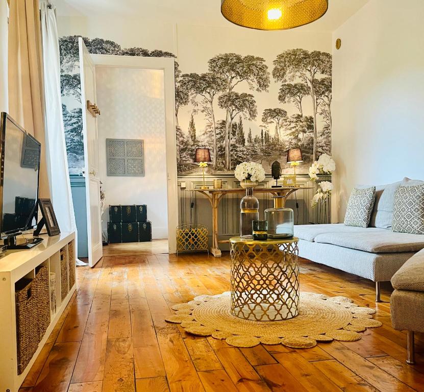 Fabuleux! La Maison Au Bois Dormant - 1
