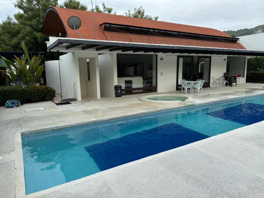 Espectacular casa vacacional con jacuzzi y piscina privada - 2