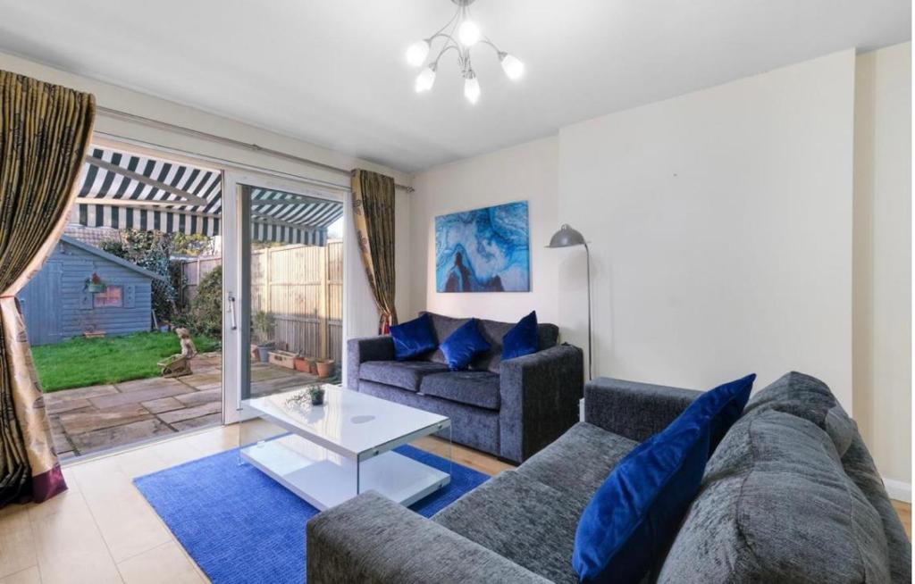 Maidenhead 4Bed and 2BA with Parking, Maidenhead