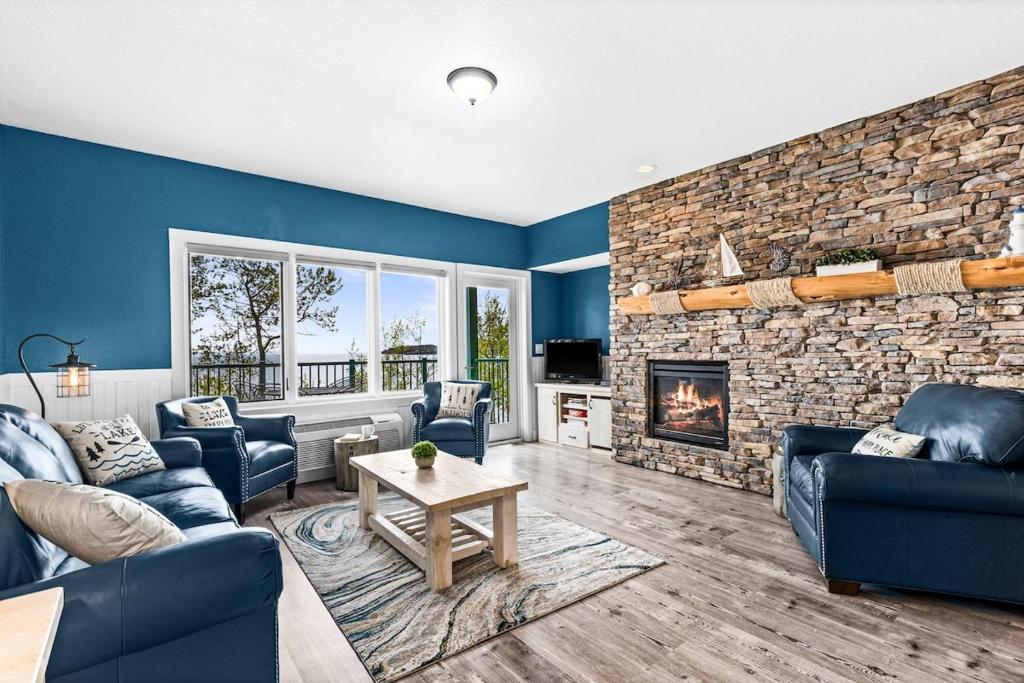 Breathtaking Lake Views 1BR King Suite, Kitchen & Heated Pools, Two Harbors