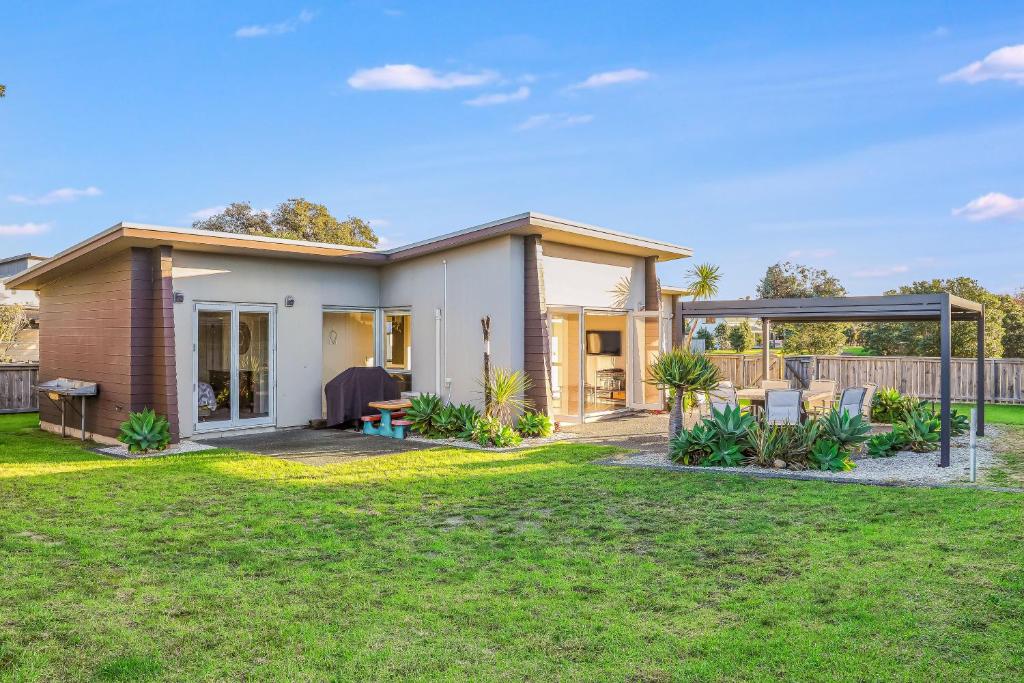Hosts on the Coast Titoki Magic, Matarangi