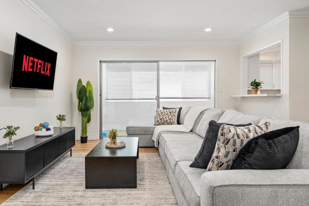 KING Size Bed in Cozy, Modern Hollywood Place, Los Angeles