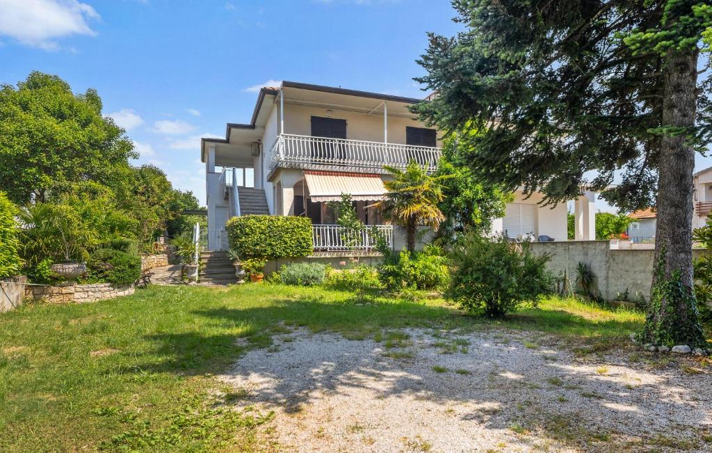 Nice Apartment In Lovrecica With Wifi, Lovrečica