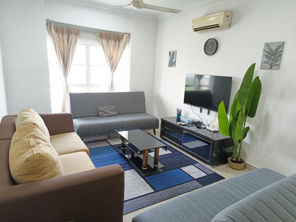 Apt 1-9pax Subang Jaya Pool & Gym 2mins LRT YSW Homes, Subang Jaya