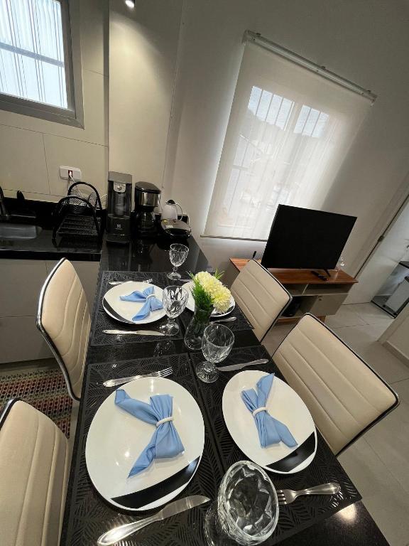 Canto forte- Suíte c/varanda - até 5 hóspedes- garagem - WI FI e 200 metros da Praia, 50 metros da Av Gastronômica da PG, Praia Grande