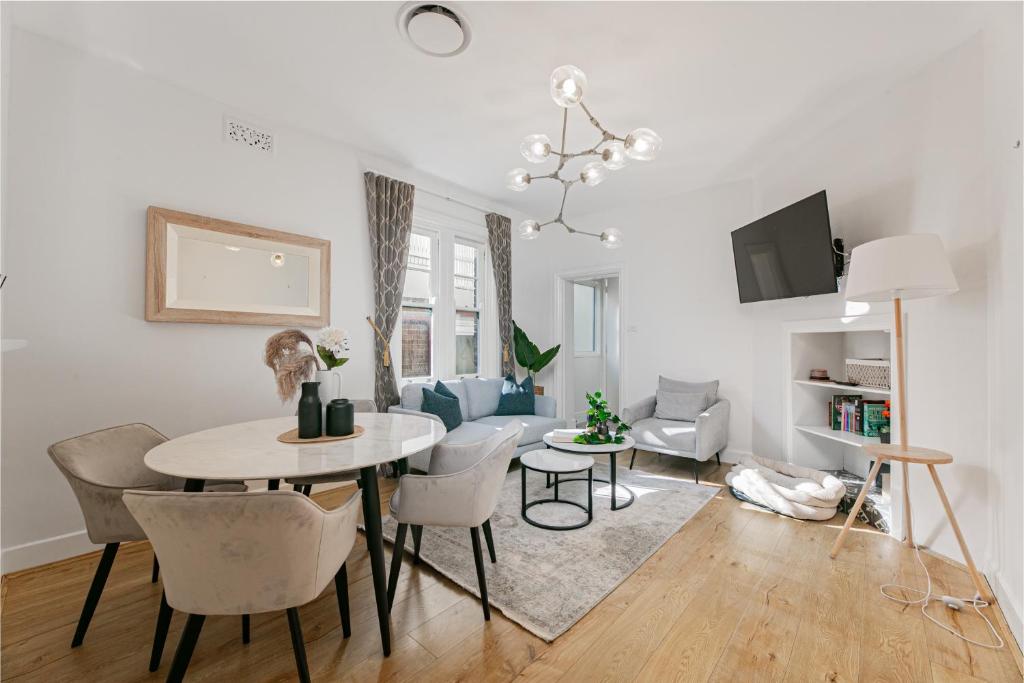 Waterfront Stylish & Charming Retreat, Sydney