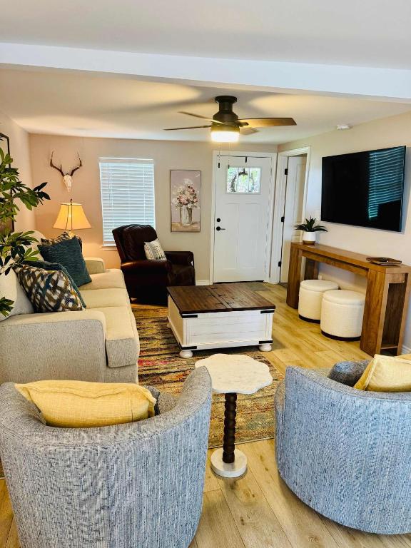 Charming & Luxe Cottage 3 BR 2 BA, Nederland