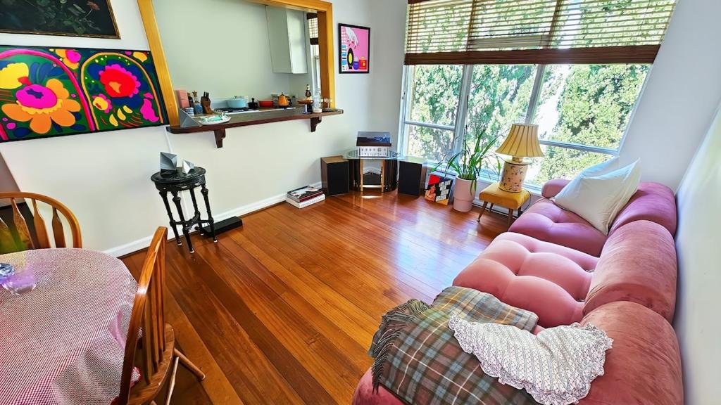 Quirky, quiet, tree-nestled apartment in the heart of St Kilda, Melbourne