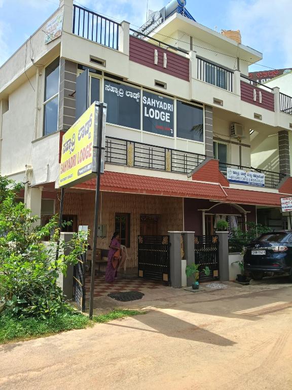 Sahyadri Lodge and Restaurant 外観