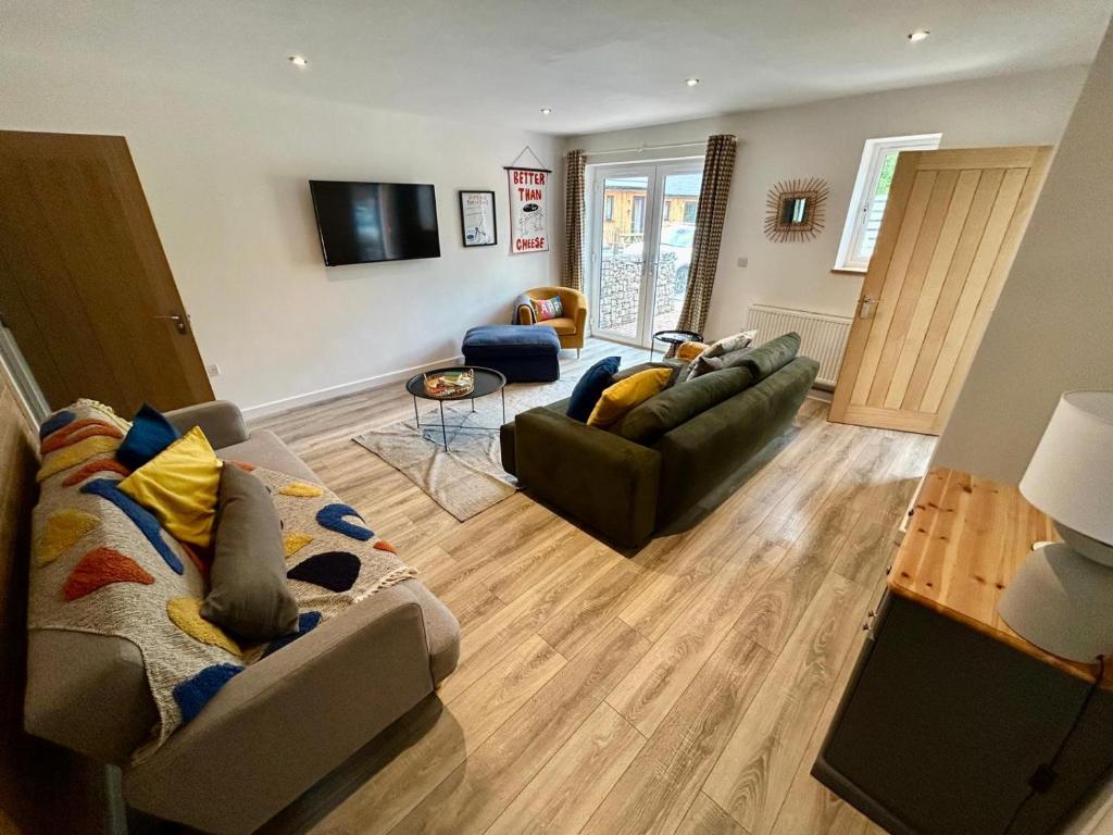 Otters Halt & Mouse Hole - Sleeps 12, Pet Friendly, Sparham