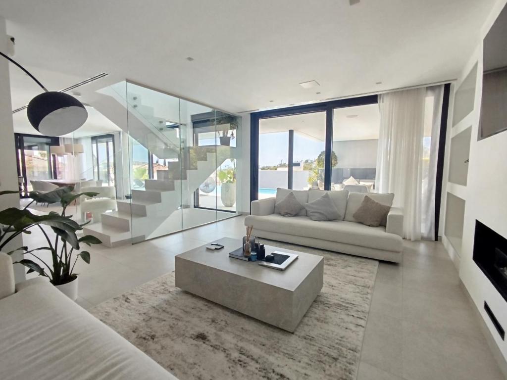 Luxury Villa with Breathtaking Views in Marbella By Lodgerstrip - 4