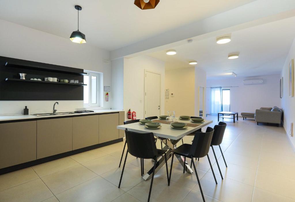 Spacious & Central 3BD Apartment with Front Balcony - Close to Sliema, St Julians, Valletta, Pembroke