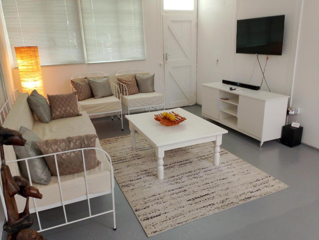 TarRoadEnds, Hoedspruit