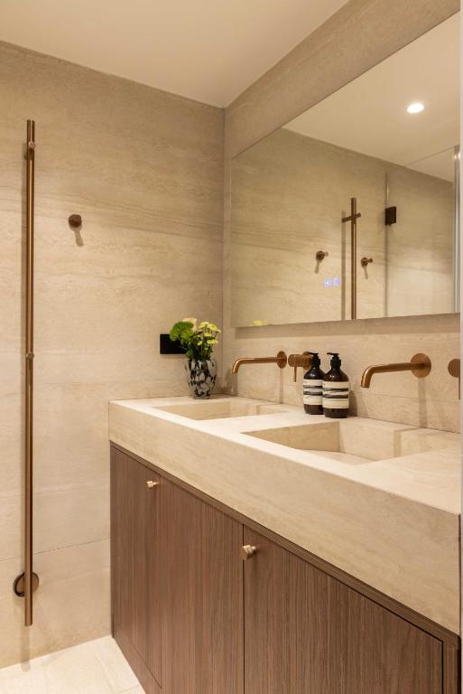 chic A C central apt - 2bdr 6p - faubourg s denis - 5