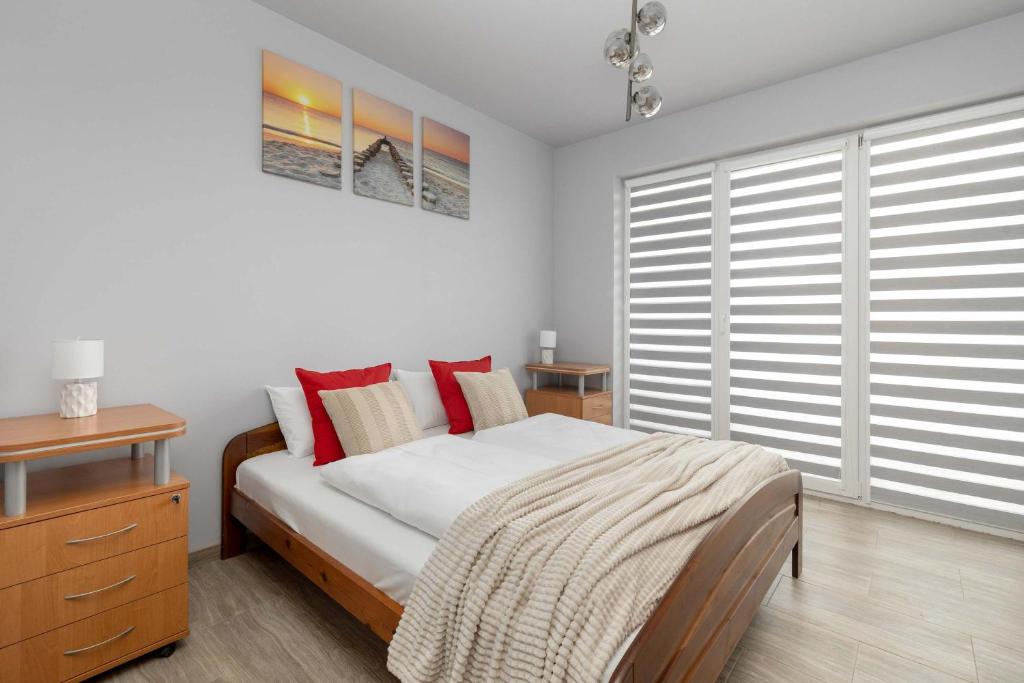 White Apartment with Balcony Near Centre of Świnoujscie by Noclegi Renters, Svinoústí