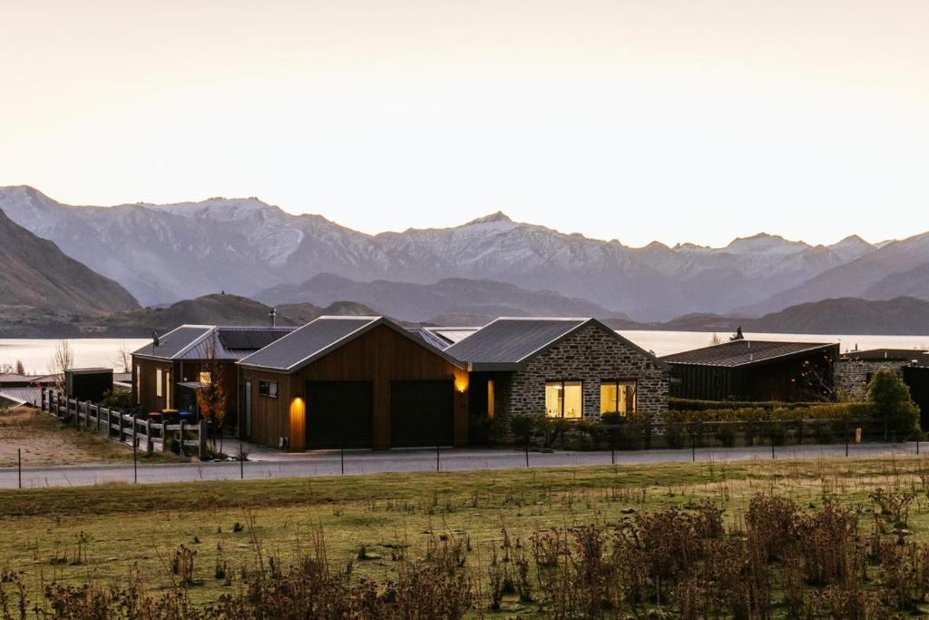 Te Moana - Lake Views - Sleeps 7 - Wanaka, Wanaka