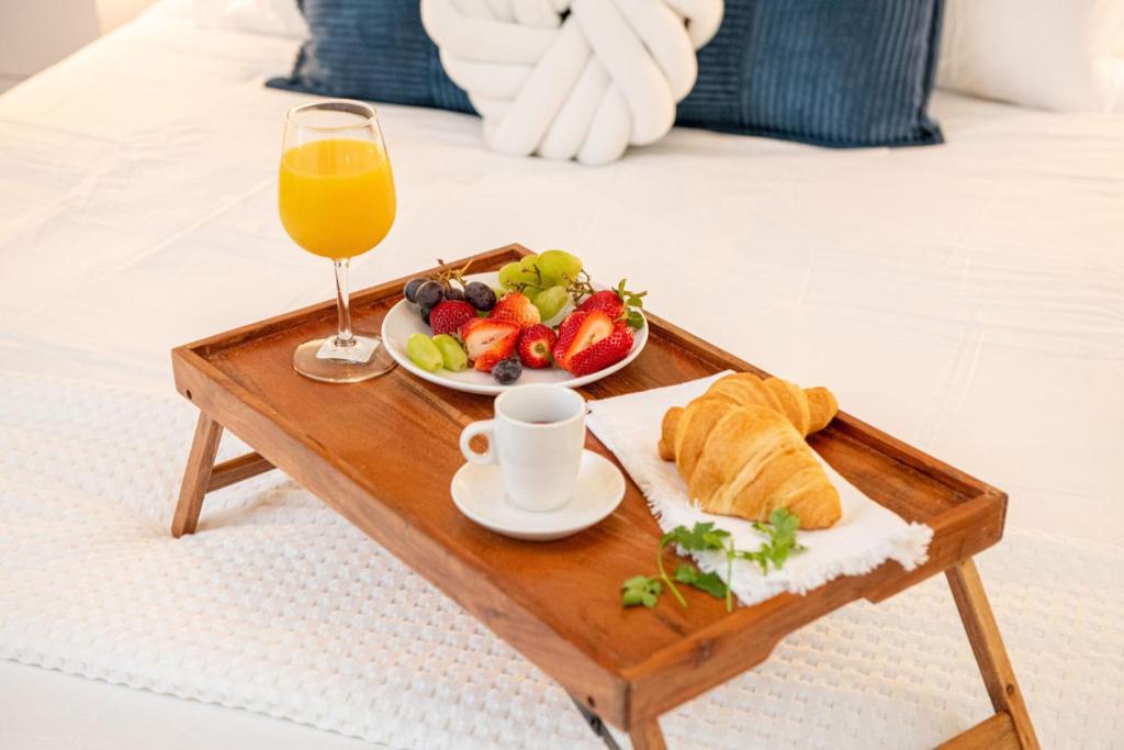 Steps to Beach, Heated Pool, 2 Queen Beds, 2BA, St Pete Beach