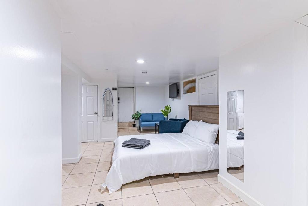 Newark NJ Private Suite NYC Path Train, Newark