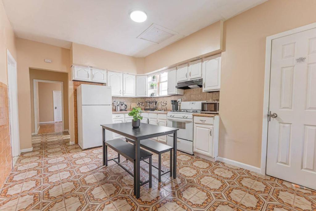 Private BR Wlk to NYC Train 3, Bayonne