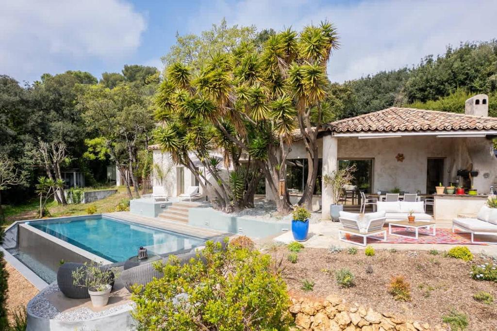 Villa de Luxe | Jardin & Piscine à Débordement - 1