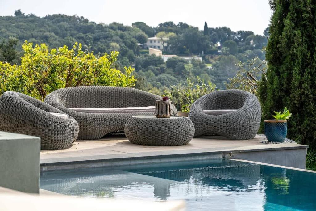 Villa de Luxe | Jardin & Piscine à Débordement - 4