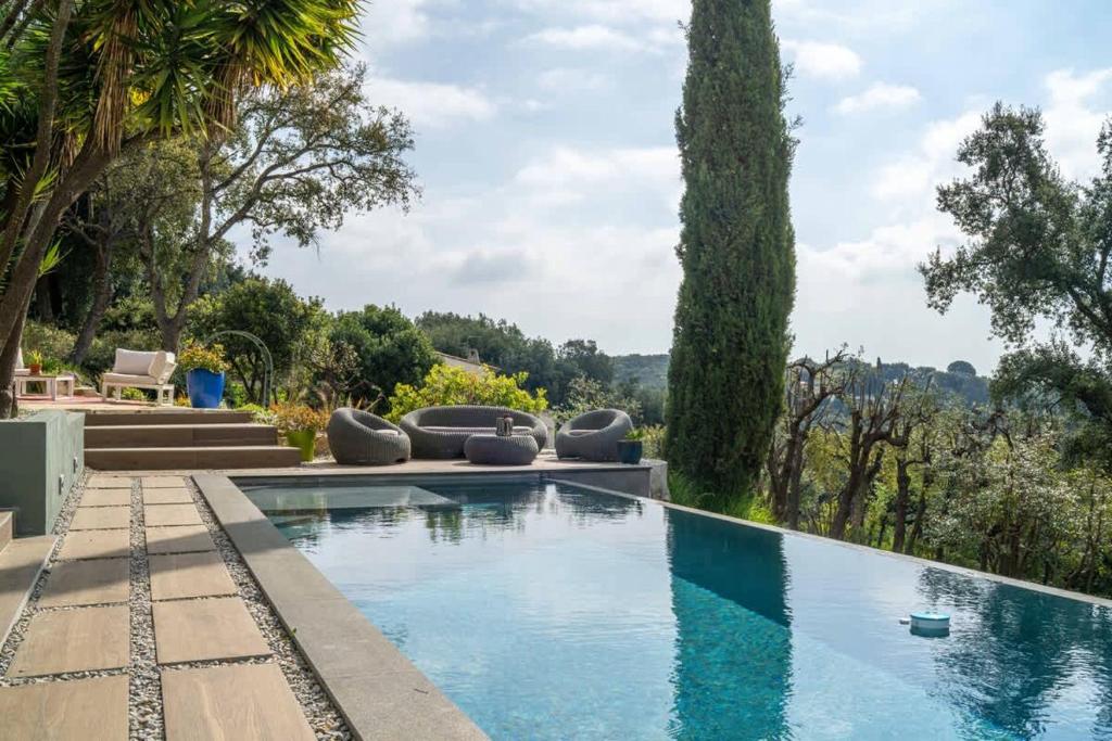 Villa de Luxe | Jardin & Piscine à Débordement - 3