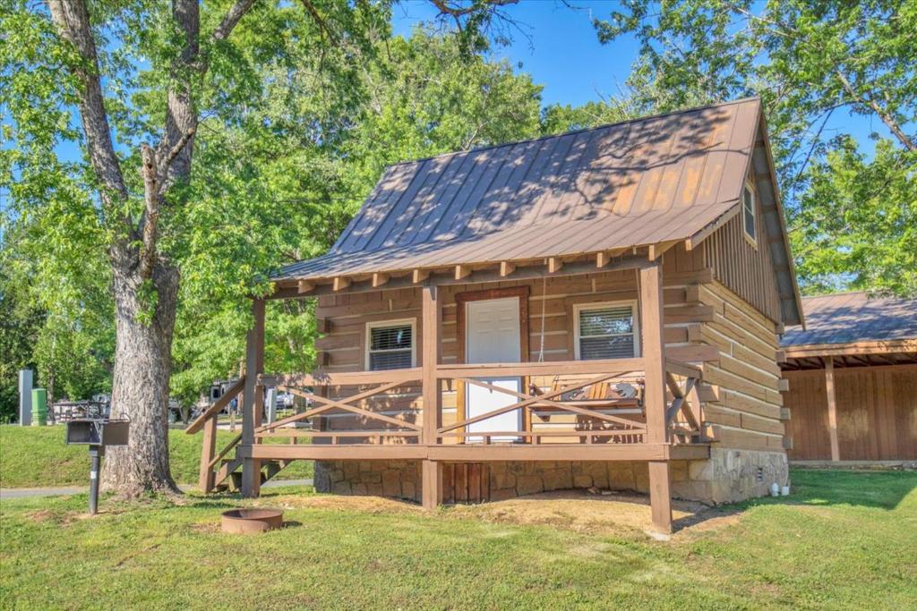 Charming Cabin with Parking, Pigeon Forge