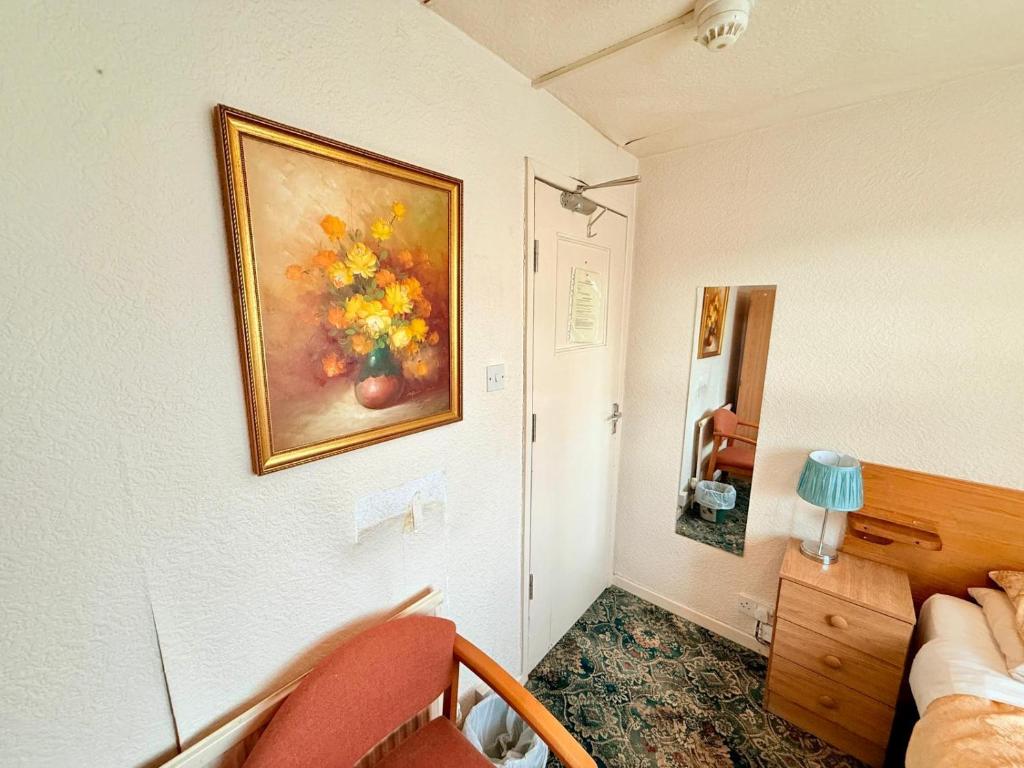 Opposite Hylands Hotel single rooms, Nottingham