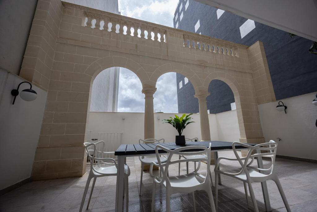 GuestHost - Sliema Breeze & Patio Comfort, Sliema