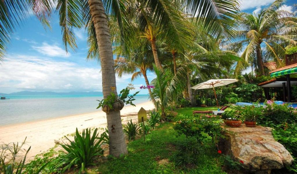 Beachfront Oasis with Private Pool and Jacuzzi on Samuis Bang Por Beach, Ban Bang Po